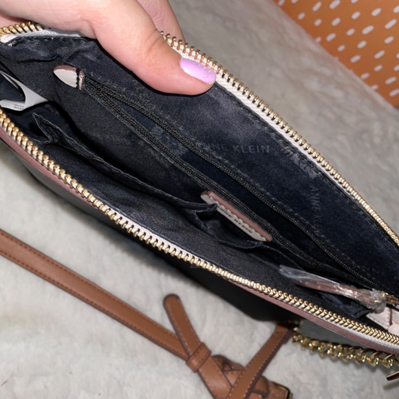 Anne Klein Classic Curved crossbody purse black/ withe - Picture 4 of 5